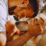 Perché i cani guardano il padrone mentre fanno i bisogni